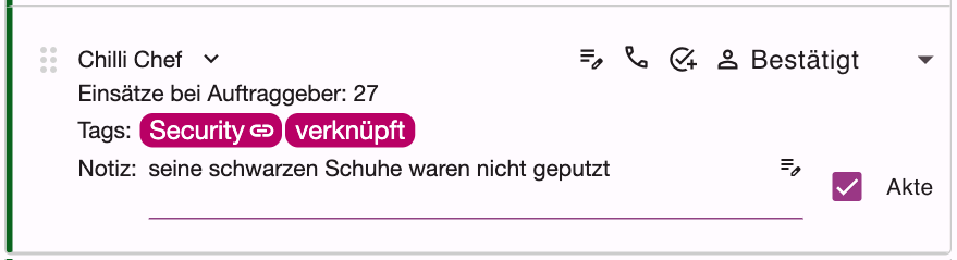 Aufgeklappte Kachel mit Einsätzen beim Auftraggeber, Tags, Notiz und Haken Akte