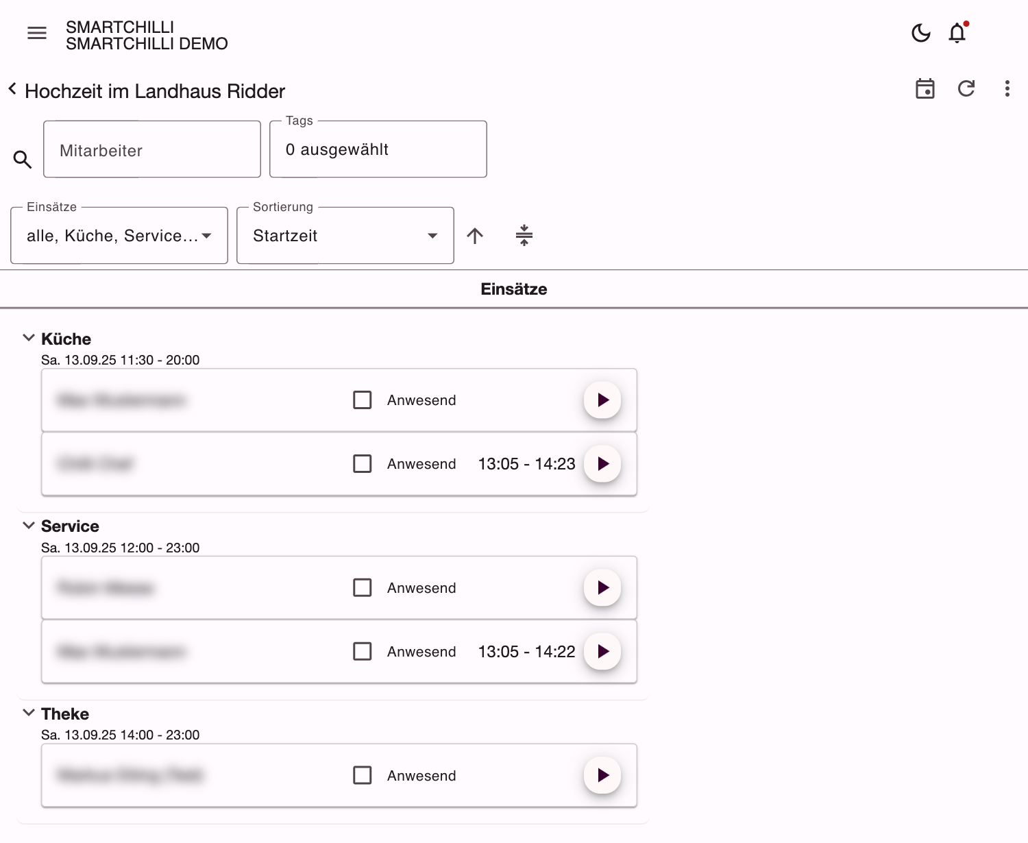 Ansicht Mitarbeiter einchecken mit Filterleiste und den Einsätzen Küche, Service und Theke mit Anwesend-Kästchen und Start-Knopf