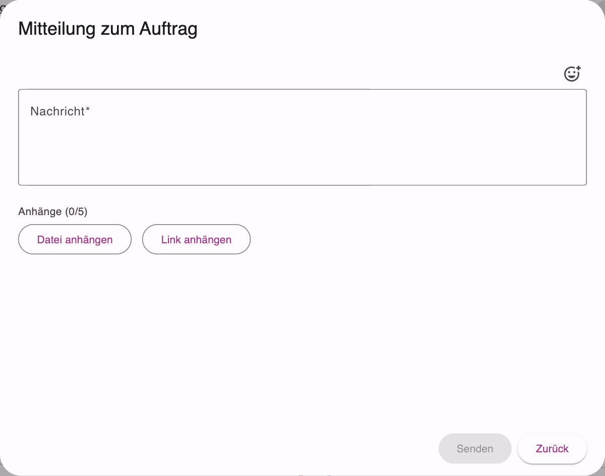 Texteingabe der Mitteilung mit Emoji-Symbol, Feld Nachricht und Knöpfen für Datei- und Link-Anhänge