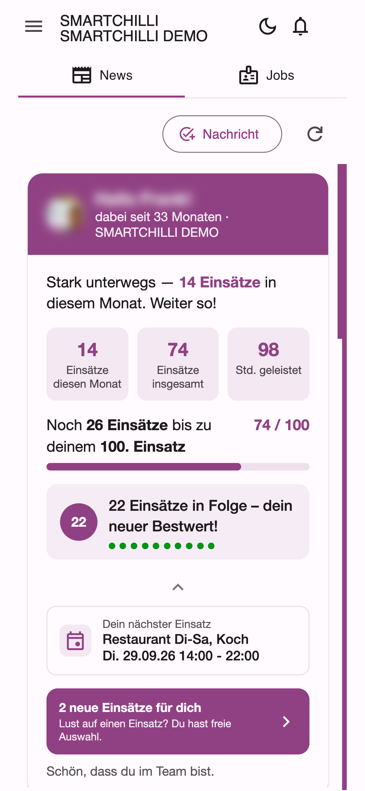 Startbildschirm mit den Reitern News und Jobs, dem Knopf Nachricht und der persönlichen Kachel mit Einsätzen, Stunden und nächstem Einsatz